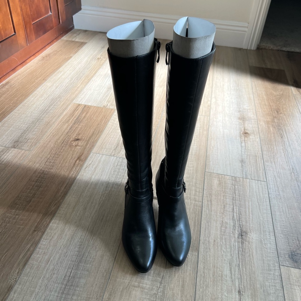 Slim Silhouette Black Knee-High Kitten Heel Women's Boots, Size 7